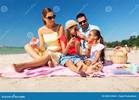 Feliz Familia Haciendo Picnic En La Playa De Verano Foto De Archivo Imagen De Concepto Cesta