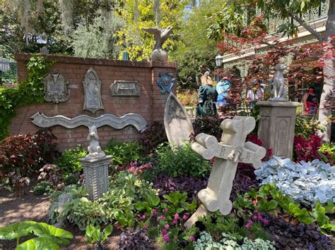 Photos Video New Load Area Debuts At The Haunted Mansion In