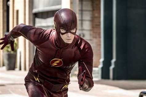 In The Flash Season 5 Premiere Photos Barry Dons His First Suit