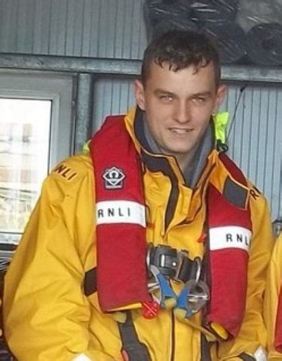 Rnli Escorts Much Loved Lee Early Back To Arranmore For Funeral After
