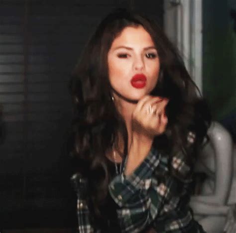 Selena Gomez Blowing Kiss Animated Pictures