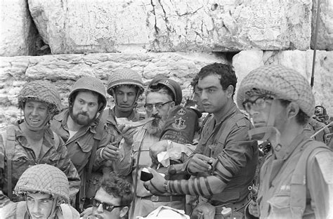 חופו המערבי בשליטת ישראל וחופו המזרחי בשליטת ירדן. דמעות בכותל, טנקים בעיר העתיקה: תמונות ועדויות חדשות ...