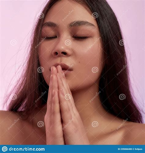 Naakte Aziatische Vrouw Op Roze Studio Achtergrond Stock Foto Image