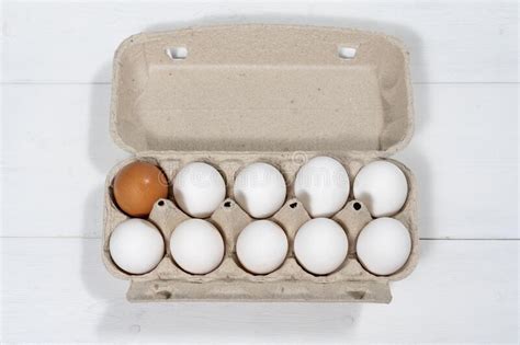 Ovos Numa Caixa De Cores Diferentes Foto De Stock Imagem De Cozinhar