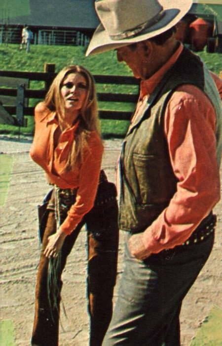 The Train Robbers 1973 John Wayne And Ann Margret John Wayne Raquel Welch John Wayne Movies