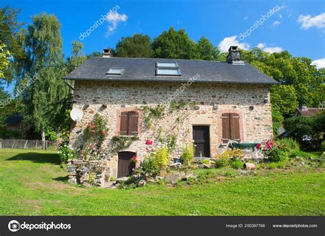 Ein hauskauf will wohlbedacht sein. Typische Romantische Haus Frankreich Auf Dem Land ...