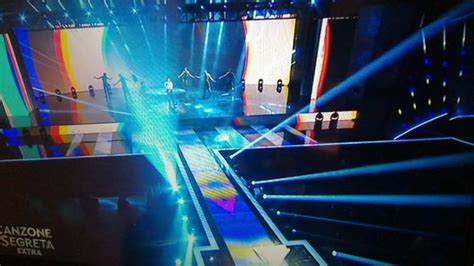 Il programma è l'adattamento italiano del programma francese la chanson secrète trasmesso da tf1. Irama fa impazzire Serena Rossi e il pubblico ...