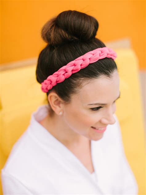 Go for a romantic vibe with this delicate diy headband. Instructions on How to Make a Braided Head Wrap | how-tos | DIY
