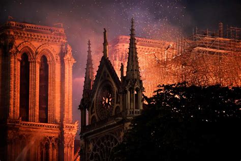 arde la catedral de notre dame el corazón de francia y de europa