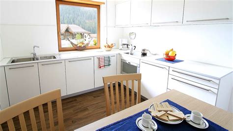 L'appartamento al primo piano della casa può ospitare fino a 6 persone. Appartamenti-Residence Ariola - Residence 3 stelle a Selva ...