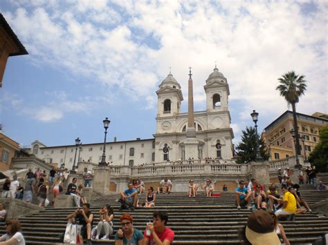 Spagna prova a ripartire lavoratori non essenziali ritornano nelle aziende. johncristiani: ROME - SPANISH STEPS (PIAZZA DI SPAGNA) AND VILLA MEDICI