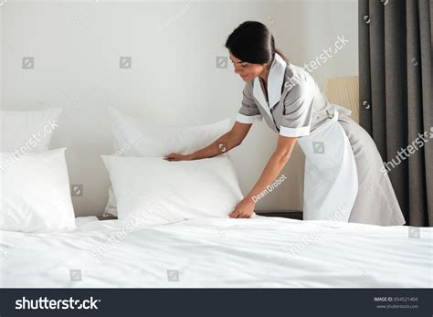 A Housekeeper Making A Bed Images Browse 2542 Stock Photos And Vectors