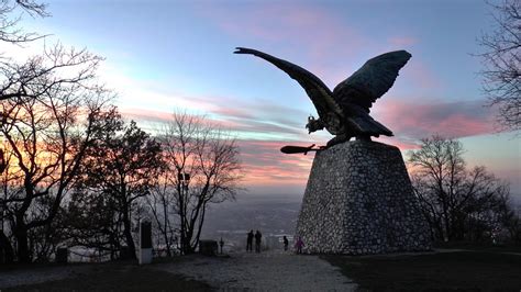 Törtkőből rakott csonka gúla talapzaton áll, a szobor nagyméretű, kiterjesztett szárnyú, nyitott csőrű bronz madár, szárnyának fesztávolsága. Turul in Tatabánya 2017 - YouTube
