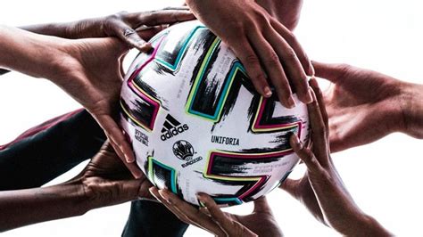 2020 adidas uniforia und wie sich dieser im vergleich mit einem ball der 60er jahre schlägt, wird in diesem. EM 2020: Adidas enthüllt offiziellen Spielball "Uniforia ...