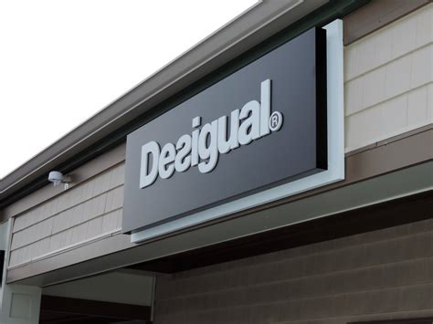 Desigual Benefits From Mall Signs For Retailers In Woodbury Commons