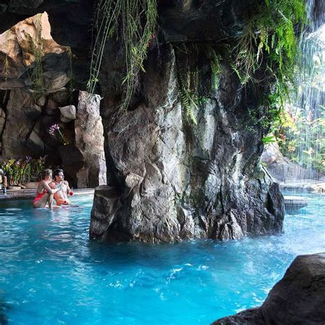 Swim Up Bars Are Magic In Water