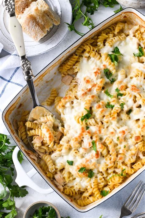 This chicken alfredo is so easy to whip up and is made in just one pan! Dump and Bake Chicken Alfredo Casserole - The Seasoned Mom