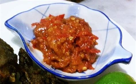 Sambal is a chili sauce or paste, typically made from a mixture of a variety of chili peppers with secondary ingredients such as shrimp paste, garlic, ginger, shallot, scallion, palm sugar, and lime juice. Resep sambal penyet - Dapur Yuli