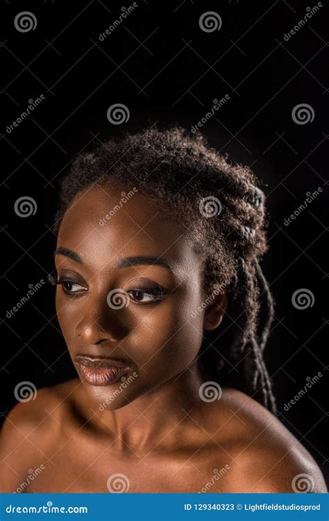 Retrato Da Mulher Afro Americano Nova Bonita Que Olha Afastado Imagem