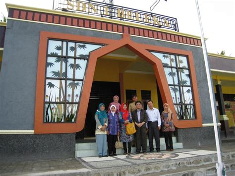 Gerak jalan sekolah dasar (sd mi) bagian variasi hut ri 74 2019 di cenrana. Gambar - Jendela Sekolah Dasar