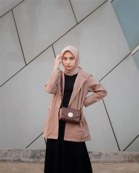 10 Inspirasi Outfit Hijab Dengan Baju Hitam Polos Anti Boring