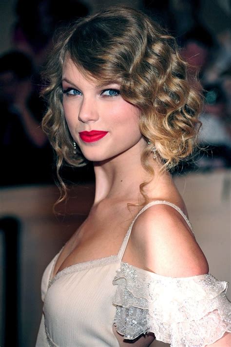 Taylor Swift In Red Lipstick How To Get Taylors Red Lipstick Look Taylor Swift Hair Long