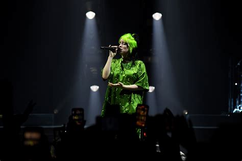 Billie Eilish Zeigt Sich Auf Tournee Ohne Ihre Baggy Kleidung Und