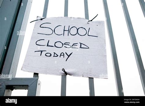 A hand dwritten notice on a school declaring the schjool to be closed
