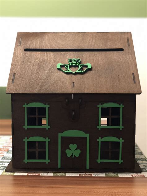 Wir haben einige originelle, ausgefallene hochzeitsideen gesammelt und tipps für die hochzeit mal anders. Kartenbox Hochzeit Card Box Wedding | Toy chest, Instagram ...