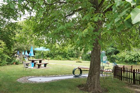 Der wasserspielplatz mit vielen kleinen staudämmen snacks und picknick. Wasserspielplatz Britzer Garten / Ihrspielplatz De ...
