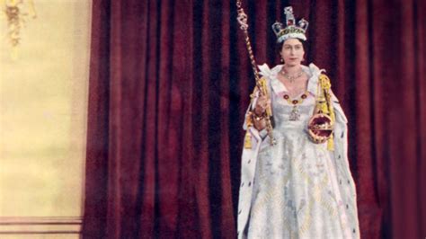 Reina Isabel Celebra 67 Años En El Trono Este Fue El Lujoso Vestido De