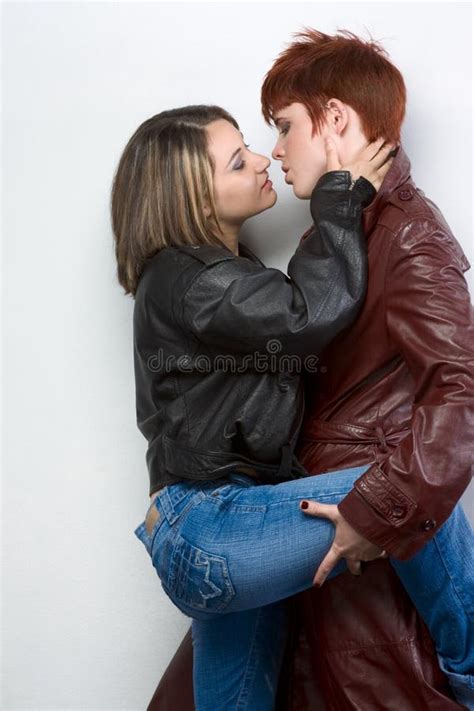 sexy interracial lesbisch paar dat in liefde omhelst stock afbeelding image of paar knuffelen