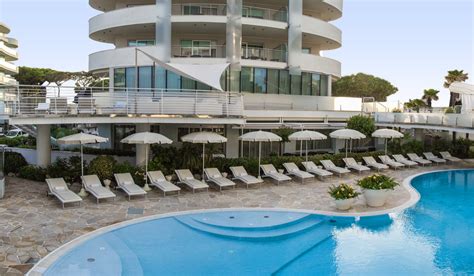 L'albergo è categoria 5 stelle, dispone di 135 camere e di 13 suite ed è posizionato fronte mare. Hotel Premier & Suites 5 stelle Milano Marittima