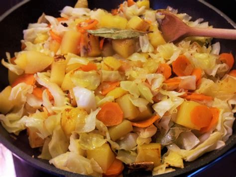 Spitzkohl- Möhren - Pfanne