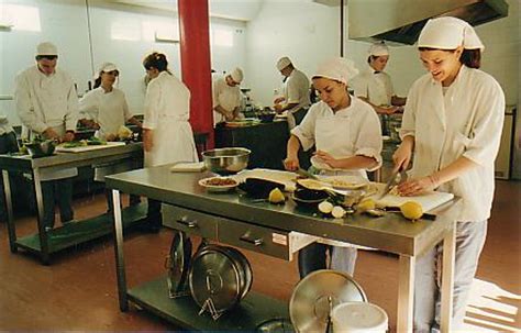 Reconocida multinacional requiere para su equipo de trabajo cocinero. Se busca ayudante de cocina | Celoriu.com - Noticias ...
