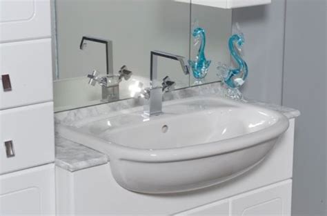 Molti modelli di lavabi bagno sono progettati per essere montati su mobili che fanno spazio a creme, saponi e altri prodotti. Mobile Bagno Cleo cm 100+30 con lavabo semincasso bh
