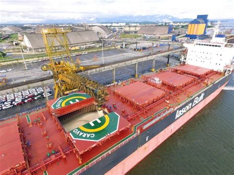 Um Navio Em Repouso Emite Um Bip