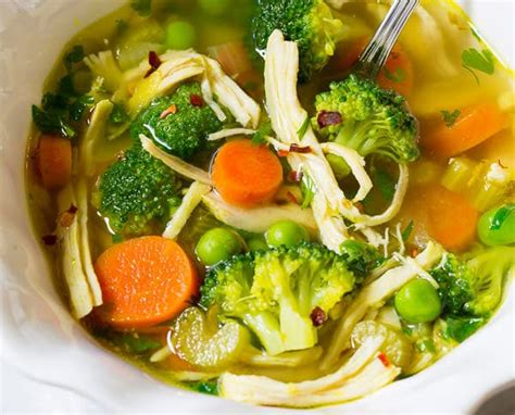 La meilleure recette de soupe santé de poulet aux légumes