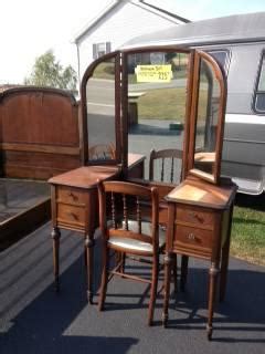 It comes with bulbs located around the mirror to make your room brighter. Antique single bed, vanity w/trifold mirror and lamp table ...