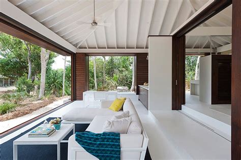Small Tropical Style Beach House Opens Up To The World Outside