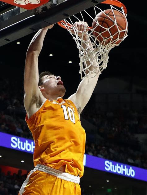Vols Survive At Ole Miss Stay Tied Atop Sec Standings With Lsu