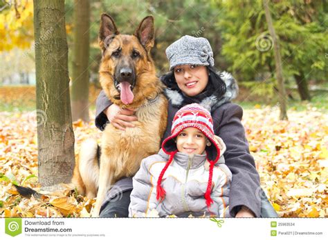 Madre E Hijo Con El Perro En Parque Imagenes De Archivo