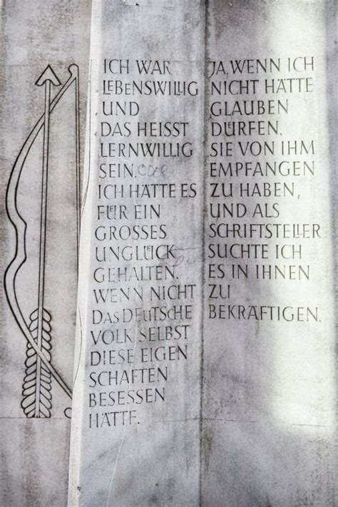 Einen alten baum verpflanzt man nicht. De Thomas Mann Stein in Lübeck.