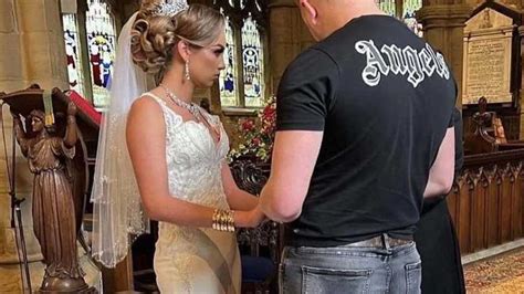 Man Shows Up To His Wedding In Jeans And A T Shirt So Naturally The Internet Turns On Him The