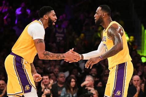Shaq se aventura na luta livre, joga rival no chão, mas é nocauteado e destrói mesa. Lakers Vs Pelicans : Lakers Vs New Orleans Pelicans Online ...