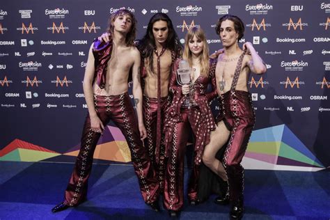 Maneskin gewann mit ihrem song „zitti e buoni. Eurovision winners Maneskin return home to Italy to cheers ...