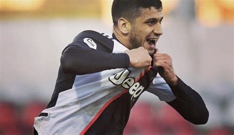 Hamza rafia is a tunisian professional football player who plays for italian club juventus u23 and the tunisian national team as an attacking midfielder. OL : Hamza Rafia (ex-OL) offre un titre à la Juventus