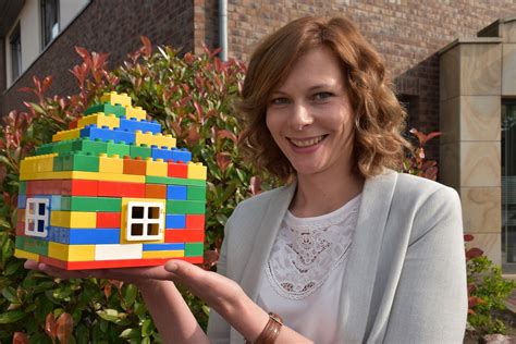 Damit können kleine bis mittlere unternehmen sofort online verkaufen und so ihre umsätze steigern. Sie hat Freude an der Beratung: Angelina Osterhus von VR ...