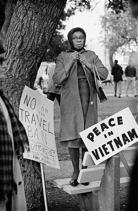 Photographer Captures The Beginnings Of The Peace Movement In The 60s