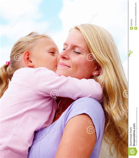 Hija Que Besa A Su Madre Sonriente Imagen De Archivo Imagen De Cara